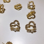 デザインポストピアス ハート 樹脂フラワー＆パール＆石付き 21×22mm ゴールド【2ヶ】