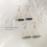 ☆トライアングル天然石ピアス/イヤリング☆秋／ラピスラズリ