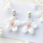 【受注制作】Everpink Sakura. 本物のお花　桜とコットンパールの揺れるバックキャッチピアス　プリザーブドフラワー　ソメイヨシノ