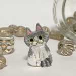 おすわりはちわれグレー猫猫刺繍ブローチ ハンドメイド 1点物