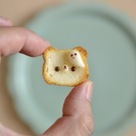 おばけのっけ👻くまトースト　ブローチまたはマグネット