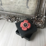 ぷっくりお花の刺繍ブローチ　コーラルピンク　ピンクオレンジ　アンティーク　スワロフスキー　ビーズ刺繍　差し色　きれい色　ギフト　プレゼント　ラッピング