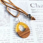 本革紐ベージュ×ウッド&アクリルイエロードロップのペンダントネックレス　金属アレルギー対応