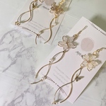 揺れるお花ピアス