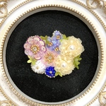 花束のブローチ