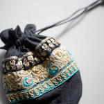 【ラスト1点】インドブレード巾着ポーチ　ザリ刺繍　スパンコール　ゴールド　サックス　花柄　アクセサリーポーチ　リネン　麻　小物入れ