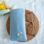 花刺繍入り眼鏡ケース  ～リネンブルー～