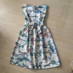 ローウエスト切り替えモダン柄のワンピース