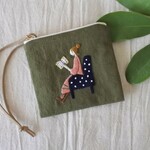 本を読む女の子　刺繍　カードケース　ファスナーポーチ