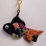 ちりめん根付け　金魚 (黒)　A