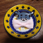 おひげリボンブローチ（薄ピンク）