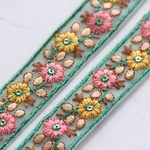インド刺繍リボンᢂフラワー細リボン【グリーンベース】インド刺繍 刺繍リボン 刺繍 リボントリム ブレード レース チュール チュールレース