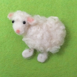 小さな子ひつじの羊毛フェルトのブローチ🐏