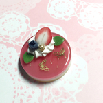 蝶と苺のベリーケーキブローチ