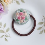 華やぐバラの刺繍  ヘアゴム  くるみボタン