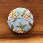 刺繍くるみボタン（ヘアゴム/ブローチ）