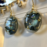 ぷっくりオーバル　ブルーブラックシェルのピアス　イヤリング