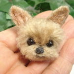 毛糸の犬　ヨーキーのブローチ（約４ｃｍ）