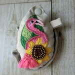 フラミンゴとひまわりの小物入れ　アクセサリー・ピルケース　イヤホンケース 　ビーズ刺繡・手刺繍