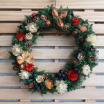クリスマスを過ぎても飾れるヘリクリサムと木の実のリース