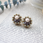 ビーズ刺繍＊優しいグリーンとパールのまぁるいピアス