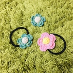 毛糸でつくった花のヘアゴムとバッチ