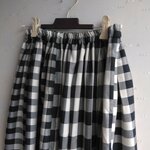 コットンポリエステル混しなやか黒オフホワイトギンガムパッチワークスカートロング