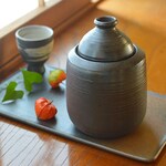 冷酒にも！徳利ポット／黒・焼き〆陶器（レンジ、オーブン、食洗機ＯＫ）
