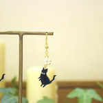 新作　ぽっちゃり立ち猫ちゃんのフラワーピアス＆イヤリング