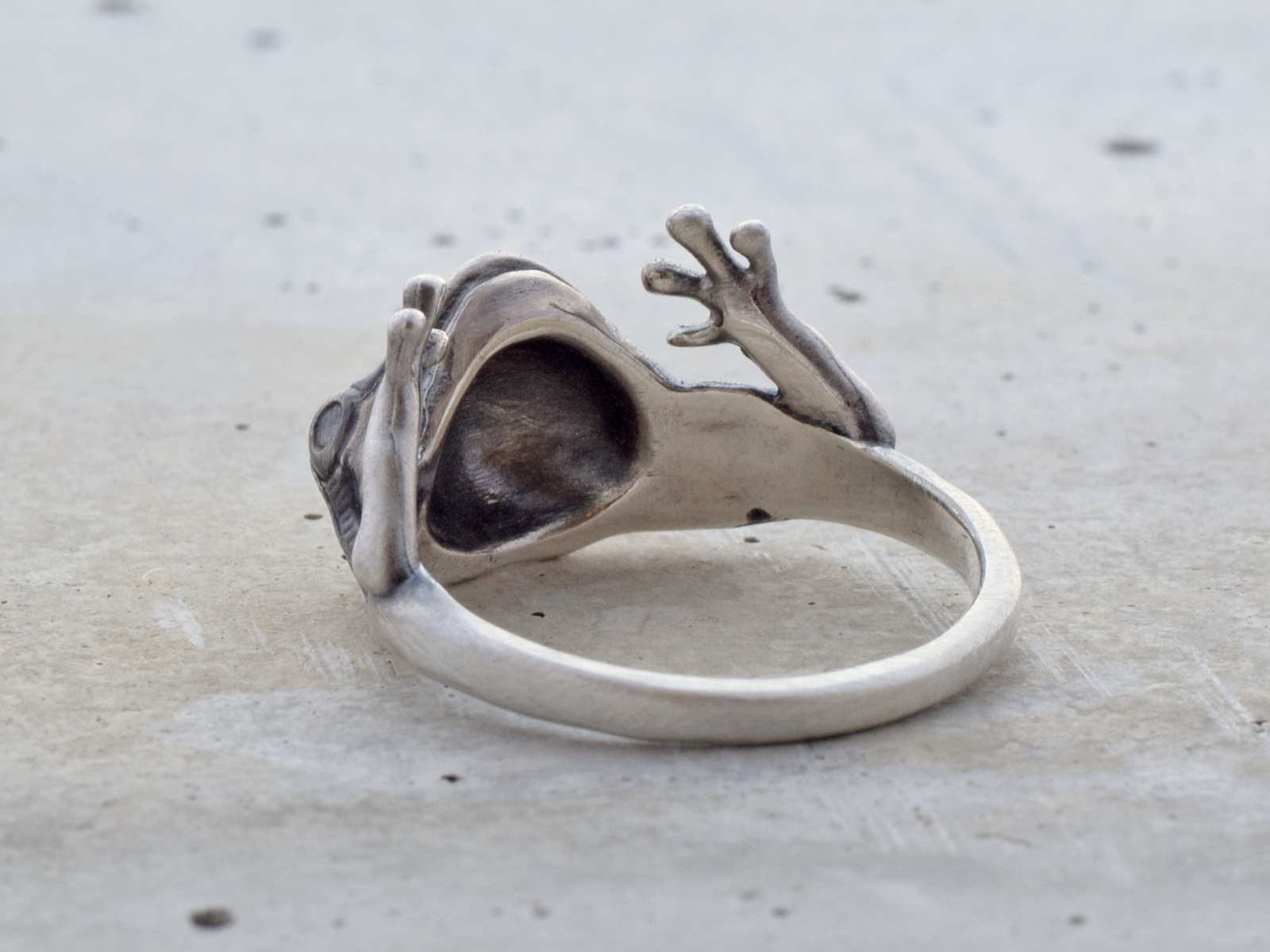 抱きつきカエルリング - OUTPUT JEWELRY | minne byGMOペパボ