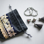 インドブレード巾着ポーチ　刺繍　フリンジ　モノトーン　スパンコール　ゴールド　アクセサリーポーチ　リネン　麻　小物入れ