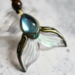 【虹色の尾鰭】人魚姫の尾鰭をイメージしたフルオリジナルデザイン偏光ペンダント🧜‍♀