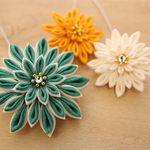 【受注】つまみ細工のお花髪飾り-鮮やかなエメラルドグリーン白&黄色&クリーム色-　成人式　卒業式　袴　振袖　緑　浴衣