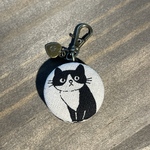 18.ハチワレ猫ちゃんのくるみボタンストラップ