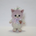 頭にリボンが付いた、ちょっとロン毛のピンクの猫さん
