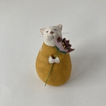 猫　花を飾る（黄色ワンピース）