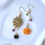 ハロウィン・かぼちゃとクモの巣のアシンメトリーピアス(秋・カボチャ・ガラス・揺れる・大人可愛いHalloween)