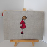 リネンの 可愛いフランスの女の子刺繍のフラットポーチ　レッド２０㎝
