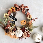 パンプキンと秋の小花たちのハロウィンリース玄関リース22〜23センチ直径ハロウィンカラードットグログランリボン使用