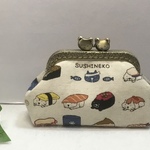 8.5㎝ねこちゃん口金・寿司にゃんこ・ベージュ・財布・小銭入れ・お薬入れ・内ポケットにお札が入ります！内布は可愛い肉球柄！チャームプレゼント