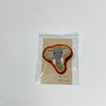 「野生のゾウ」顔面の刺繍ブローチ
