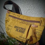 カジュアルなシンプルボディバック