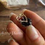 小さな薔薇の花びらの片耳ピアス
