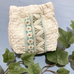 ふんわりバネポーチ　刺繍リボン　ホワイト×ブルー