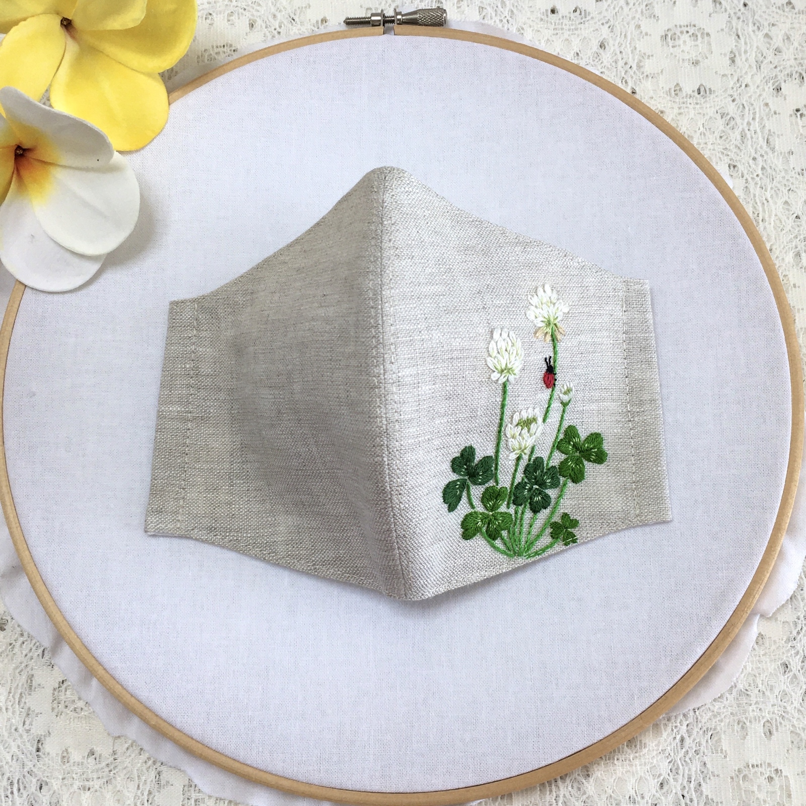 受注製作】シロツメクサとてんとう虫❤︎刺繍マスク