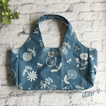 スクエア　ナイロンエコバッグ　北欧. 刺繍風花柄　(サックス ブルー)Mサイズ