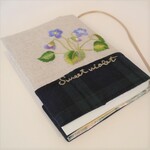 フランス刺繍のブックカバー すみれ