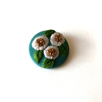 ellipseの花 刺繍 ブローチ　ペールブルー