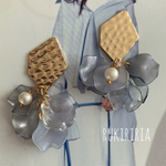 RUKIRIRIA #583 ブルー花びらピアス  フラワーピアス 大ぶりピアス 大ぶりイヤリング 