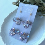 ヒラヒラ花びらの揺れるピアス/イヤリング《グレーオーロラ》ブライダル＊ウェディング＊金アレ対応